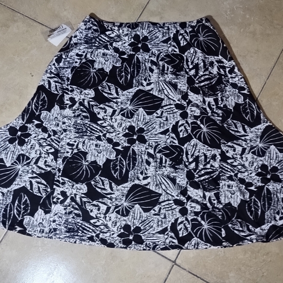 Lindor Black & White Pull On Floral A-Line Skirt Size L/G Petite - Picture 5 of 8